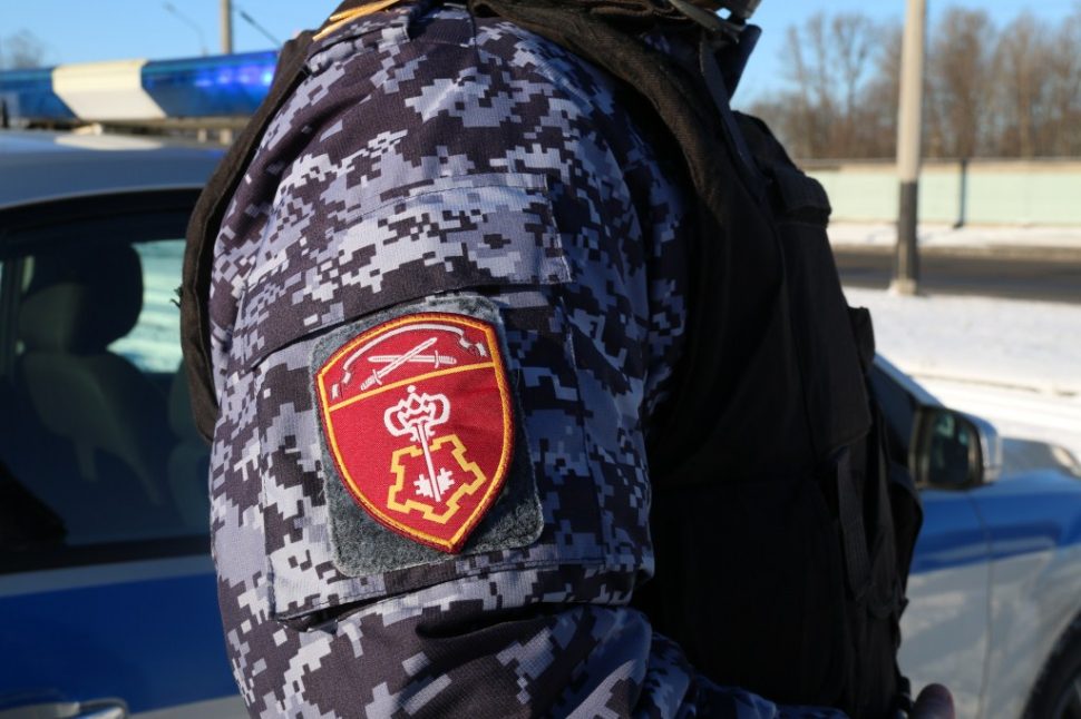 Сотрудники Росгвардии в Архангельской области за неделю задержали 50 правонарушителей и изъяли 10 единиц оружия